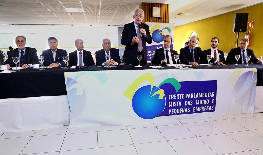 Aumentar a oferta e reduzir o custo do crédito para os pequenos negócios; esse será um dos principais objetivos do Projeto de Lei Complementar (PLP) 341/2017, que foi apresentado pela Frente Parlamentar Mista das Micro e Pequenas Empresas; o texto aguarda a liberação da presidência da Câmara dos Deputados para começar a ser discutido em Comissão Especial; a proposta estipula que os bancos deverão cobrar juros mais baixos do que os praticados pelo mercado quando emprestarem dinheiro para os pequenos negócios e que deverão simplificar e agilizar o trâmite para a concessão (Foto: Leonardo Lucena) Aumentar a oferta e reduzir o custo do crédito para os pequenos negócios; esse será um dos principais objetivos do Projeto de Lei Complementar (PLP) 341/2017, que foi apresentado pela Frente Parlamentar Mista das Micro e Pequenas Empresas; o texto aguarda a liberação da presidência da Câmara dos Deputados para começar a ser discutido em Comissão Especial; a proposta estipula que os bancos deverão cobrar juros mais baixos do que os praticados pelo mercado quando emprestarem dinheiro para os pequenos negócios e que deverão simplificar e agilizar o trâmite para a concessão