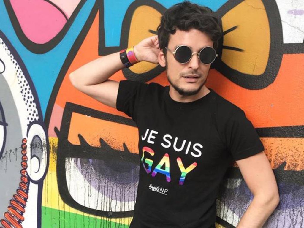 Na mensagem direcionada ao jornalista Fernando Oliveira, apresentador do Estação Plural, da TV Brasil, do Mulheres, da TV Gazeta, e colunista do Agora São Paulo, o criminoso diz que dará tiros nele com uma arma calibre 38, devido à sua orientação sexual. "Viado, aberração, safado, pilantra, doente mental, ou apenas "Fernando" eu já anotei T-O-D-O-S os seus horários, e irei descarregar meu 38 em ti. odeio viados, são promíscuos, e um poço de aids. Não adiante fugir ou se esconder (muito menos abrir b.o)", diz o email
(Foto: Leonardo Lucena)
Na mensagem direcionada ao jornalista Fernando Oliveira, apresentador do Estação Plural, da TV Brasil, do Mulheres, da TV Gazeta, e colunista do Agora São Paulo, o criminoso diz que dará tiros nele com uma arma calibre 38, devido à sua orientação sexual. "Viado, aberração, safado, pilantra, doente mental, ou apenas "Fernando" eu já anotei T-O-D-O-S os seus horários, e irei descarregar meu 38 em ti. odeio viados, são promíscuos, e um poço de aids. Não adiante fugir ou se esconder (muito menos abrir b.o)", diz o email