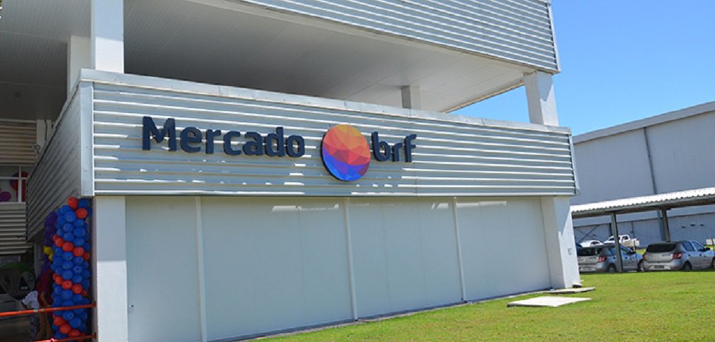 A empresa de alimentos BRF informou neste sábado que recebeu autorização para reativar a fábrica da cidade de Mineiros e que pretende reiniciar nos próximos dias os trabalhos na unidade paralisada pelos desdobramentos da operação Carne Fraca; "A BRF informa que foi autorizada a retomar as atividades em sua unidade de Mineiros. Os trabalhos devem ser reiniciados nos próximos dias", afirmou a empresa em comunicado à imprensa (Foto: José Barbacena) A empresa de alimentos BRF informou neste sábado que recebeu autorização para reativar a fábrica da cidade de Mineiros e que pretende reiniciar nos próximos dias os trabalhos na unidade paralisada pelos desdobramentos da operação Carne Fraca; "A BRF informa que foi autorizada a retomar as atividades em sua unidade de Mineiros. Os trabalhos devem ser reiniciados nos próximos dias", afirmou a empresa em comunicado à imprensa