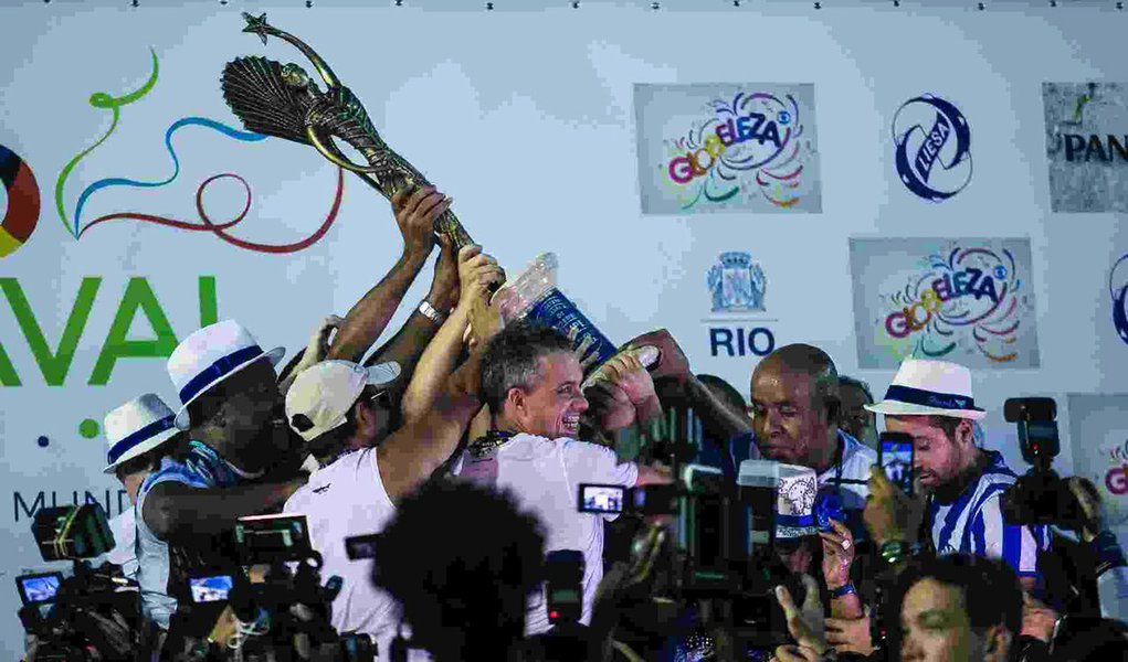 Após quebrar o jejum de 33 anos sem um título do carnaval carioca, a Portela levou a comunidade às ruas de Oswaldo Cruz e Madureira, na zona norte do Rio, para festejar o título de número 22; a quadra da escola e as ruas no entorno ficaram tomadas de portelenses, eufóricos com o título; na quadra, gritos de “a campeã voltou”, além do samba deste ano e de canções antigas cantados em coro pela multidão
(Foto: Leonardo Lucena) Após quebrar o jejum de 33 anos sem um título do carnaval carioca, a Portela levou a comunidade às ruas de Oswaldo Cruz e Madureira, na zona norte do Rio, para festejar o título de número 22; a quadra da escola e as ruas no entorno ficaram tomadas de portelenses, eufóricos com o título; na quadra, gritos de “a campeã voltou”, além do samba deste ano e de canções antigas cantados em coro pela multidão
