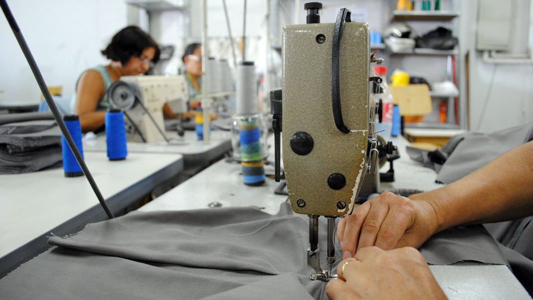 As micro e pequenas empresas foram as que mais geraram empregos no primeiro mês de 2017; enquanto os pequenos negócios apresentaram um saldo positivo de 27,3 mil contratações com carteira assinada, as médias e grandes fecharam 68,8 mil postos; a administração pública incorporou ao seu quadro de servidores 671 trabalhadores; os dados são do levantamento feito mensalmente pelo Sebrae com base nos números do Caged, do Ministério do Trabalho; se comparado ao mesmo período do ano passado, o resultado representa um incremento de 134% (Foto: Leonardo Lucena) As micro e pequenas empresas foram as que mais geraram empregos no primeiro mês de 2017; enquanto os pequenos negócios apresentaram um saldo positivo de 27,3 mil contratações com carteira assinada, as médias e grandes fecharam 68,8 mil postos; a administração pública incorporou ao seu quadro de servidores 671 trabalhadores; os dados são do levantamento feito mensalmente pelo Sebrae com base nos números do Caged, do Ministério do Trabalho; se comparado ao mesmo período do ano passado, o resultado representa um incremento de 134%