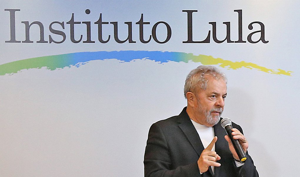 Segundo o advogado Cristiano Zanin Martins, que defende o ex-presidente Lula, "ficou claro" nos depoimentos prestados nesta segunda-feira 5 por Emílio Odebrecht e pelos executivos Alexandrino Alencar e João Alberto Louveira ao juiz Sergio Moro "que o Instituto Lula jamais solicitou ou recebeu a posse ou a propriedade do imóvel situado na Rua Haberbeck Brandão, 178, em São Paulo (SP)"; Louveira, o único que participou do processo de compra do imóvel, relatou que a Odebrecht viu uma oportunidade de negócio sendo uma hipótese a venda ou locação ao Instituto Lula, mas que após visita ao local por parte da diretoria do Instituto, o interesse não se materializou (Foto: Gisele Federicce) Segundo o advogado Cristiano Zanin Martins, que defende o ex-presidente Lula, "ficou claro" nos depoimentos prestados nesta segunda-feira 5 por Emílio Odebrecht e pelos executivos Alexandrino Alencar e João Alberto Louveira ao juiz Sergio Moro "que o Instituto Lula jamais solicitou ou recebeu a posse ou a propriedade do imóvel situado na Rua Haberbeck Brandão, 178, em São Paulo (SP)"; Louveira, o único que participou do processo de compra do imóvel, relatou que a Odebrecht viu uma oportunidade de negócio sendo uma hipótese a venda ou locação ao Instituto Lula, mas que após visita ao local por parte da diretoria do Instituto, o interesse não se materializou