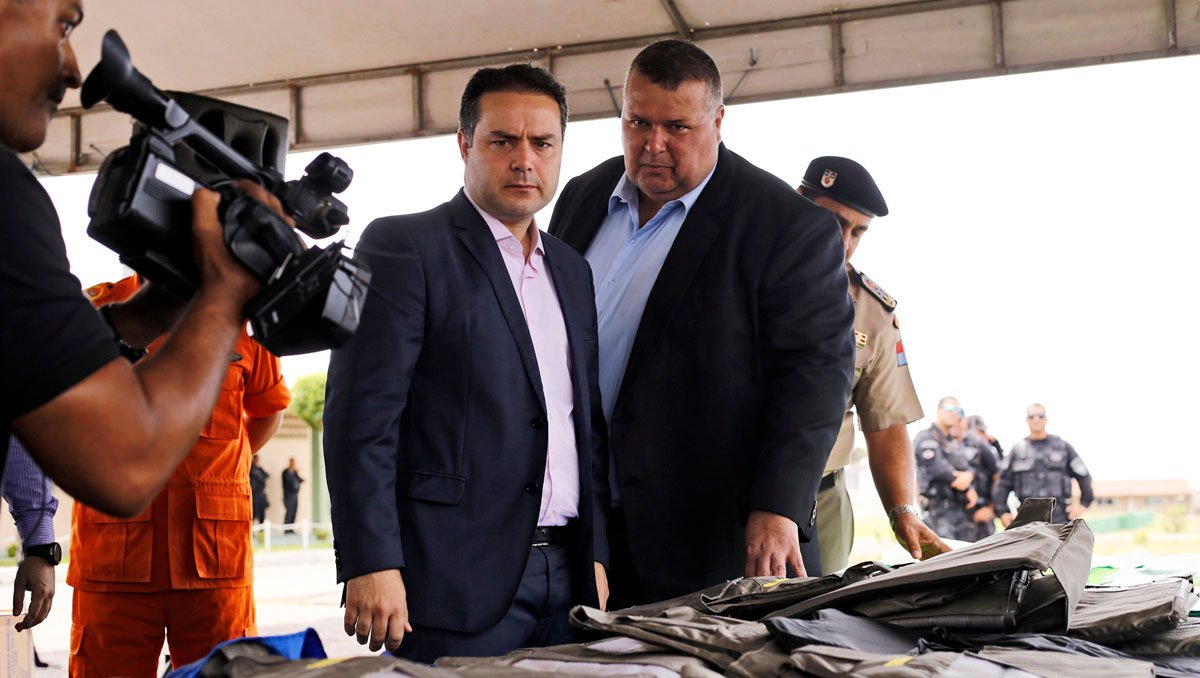 O governador Renan Filho (PMDB) anunciou a convocação de 12 candidatos que foram aprovados no último concurso para o preenchimento de vagas na Polícia Civil; medida só está sendo possível porque houve desistência de recurso judicial, abrindo espaço para a nomeação; "Para convocá-los, precisamos concluir a negociação para conceder o aumento salarial do funcionalismo público. Após este processo, vamos montar o cronograma de acordo com a possibilidade de condições de arcar com esta despesa. Porém, os integrantes da reserva técnica podem ficar tranquilos que espero convocar todos”, disse o governador (Foto: Voney Malta) O governador Renan Filho (PMDB) anunciou a convocação de 12 candidatos que foram aprovados no último concurso para o preenchimento de vagas na Polícia Civil; medida só está sendo possível porque houve desistência de recurso judicial, abrindo espaço para a nomeação; "Para convocá-los, precisamos concluir a negociação para conceder o aumento salarial do funcionalismo público. Após este processo, vamos montar o cronograma de acordo com a possibilidade de condições de arcar com esta despesa. Porém, os integrantes da reserva técnica podem ficar tranquilos que espero convocar todos”, disse o governador