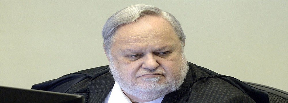Ministro ministro Felix Fisher decidiu manter o afastamento dos seis conselheiros do TCE, investigados pela suposta prática de corrupção e lavagem de dinheiro; os conselheiros também estão proibidos de se comunicar com funcionários do TCE, de se ausentar sem autorização judicial e tiveram que entregar os passaportes à Justiça (Foto: Leonardo Lucena) Ministro ministro Felix Fisher decidiu manter o afastamento dos seis conselheiros do TCE, investigados pela suposta prática de corrupção e lavagem de dinheiro; os conselheiros também estão proibidos de se comunicar com funcionários do TCE, de se ausentar sem autorização judicial e tiveram que entregar os passaportes à Justiça