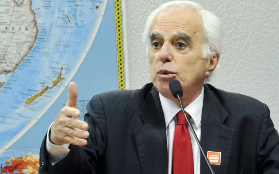 Durante a 15ª Plenária da CUT, embaixador Samuel Pinheiro Guimarães afirmou que o governo Temer trabalha apenas para o capital estrangeiro e defendeu que a PEC do teto de gastos seja cancelada; "Não adiantará fazer nenhum programa social enquanto ela existir", defendeu (Foto: Aquiles Lins) Durante a 15ª Plenária da CUT, embaixador Samuel Pinheiro Guimarães afirmou que o governo Temer trabalha apenas para o capital estrangeiro e defendeu que a PEC do teto de gastos seja cancelada; "Não adiantará fazer nenhum programa social enquanto ela existir", defendeu
