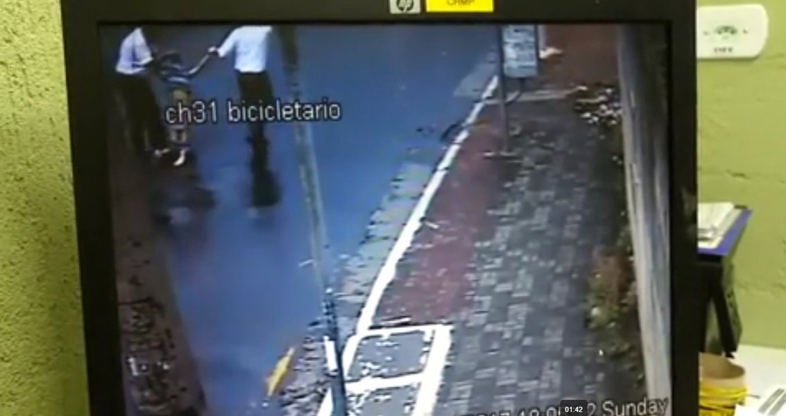 Imagens de câmera de segurança divulgadas pelo site Ponte Jornalismo, que atua no campo dos direitos humanos, mostram dois seguranças da rede arrastando pelos braços o adolescente João Victor, de 13 anos, já desfalecido, até o outro lado da rua, onde ficou deitado na calçada; familiares souberam que ele foi agredido e levado ao hospital, onde não resistiu e morreu; jornalista Hildegard Angelo pregou boicote ao Habib´s; assista (Foto: Gisele Federicce) Imagens de câmera de segurança divulgadas pelo site Ponte Jornalismo, que atua no campo dos direitos humanos, mostram dois seguranças da rede arrastando pelos braços o adolescente João Victor, de 13 anos, já desfalecido, até o outro lado da rua, onde ficou deitado na calçada; familiares souberam que ele foi agredido e levado ao hospital, onde não resistiu e morreu; jornalista Hildegard Angelo pregou boicote ao Habib´s; assista
