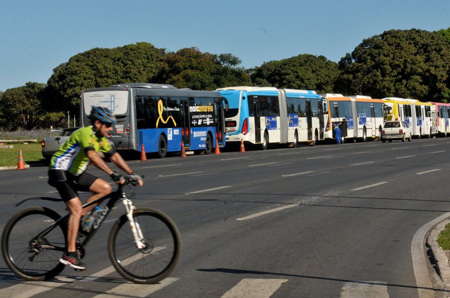 O número de mortos no trânsito do Distrito Federal teve redução de 68,75% em maio deste ano em relação ao mesmo mês de 2016; do dia 1º até o dia 28, foram 15 vítimas fatais, 33 a menos comparado ao mesmo período do ano passado, quando foram 48; o dado foi apresentado no Salão Nobre do Palácio do Buriti, na cerimônia de encerramento do movimento Maio Amarelo na capital federal; desde o início do ano, a redução foi de 73 mortes em comparação ao mesmo período do ano passado (Foto: Leonardo Lucena) O número de mortos no trânsito do Distrito Federal teve redução de 68,75% em maio deste ano em relação ao mesmo mês de 2016; do dia 1º até o dia 28, foram 15 vítimas fatais, 33 a menos comparado ao mesmo período do ano passado, quando foram 48; o dado foi apresentado no Salão Nobre do Palácio do Buriti, na cerimônia de encerramento do movimento Maio Amarelo na capital federal; desde o início do ano, a redução foi de 73 mortes em comparação ao mesmo período do ano passado