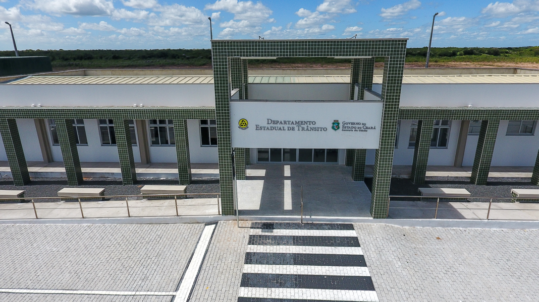 O Governador Camilo Santana (PT) estará em Camocim, neste sábado, onde inaugura a sede da Unidade Regional do Detran e assina ordem de serviço que autoriza o início das obras da Areninha do município. Juntas, as duas obras somam um investimento de quase R$ 4 milhões (Foto: Rodrigo Rocha) O Governador Camilo Santana (PT) estará em Camocim, neste sábado, onde inaugura a sede da Unidade Regional do Detran e assina ordem de serviço que autoriza o início das obras da Areninha do município. Juntas, as duas obras somam um investimento de quase R$ 4 milhões