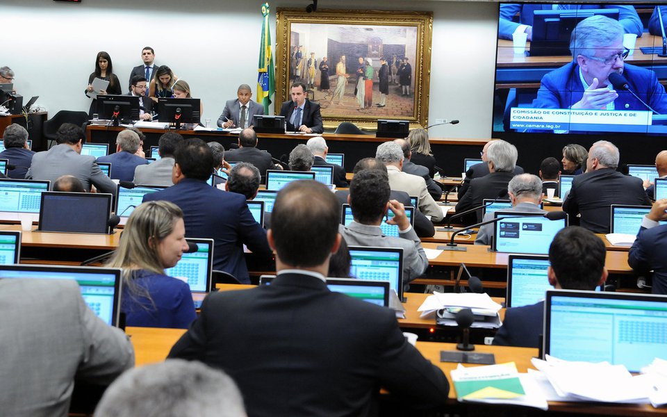 Comissão de Constituição, Justiça e Cidadania (CCJ) da Câmara voltou a se reunir hoje (24), mais uma vez em clima de embate entre deputados da base aliada do governo e da oposição; deputados da oposição tentaram colocar em pauta a proposta do deputado Miro Teixeira (Rede-RJ), prevê a convocação de eleições diretas no caso de vacância da Presidência da República, exceto nos seis últimos meses do mandato; presidente da comissão, Rodrigo Pacheco (PMDB-MG), abriu a reunião duas horas após o horário previsto para início dos trabalhos, mesmo com o registro do quórum mínimo de membros necessário (Foto: Aquiles Lins) Comissão de Constituição, Justiça e Cidadania (CCJ) da Câmara voltou a se reunir hoje (24), mais uma vez em clima de embate entre deputados da base aliada do governo e da oposição; deputados da oposição tentaram colocar em pauta a proposta do deputado Miro Teixeira (Rede-RJ), prevê a convocação de eleições diretas no caso de vacância da Presidência da República, exceto nos seis últimos meses do mandato; presidente da comissão, Rodrigo Pacheco (PMDB-MG), abriu a reunião duas horas após o horário previsto para início dos trabalhos, mesmo com o registro do quórum mínimo de membros necessário