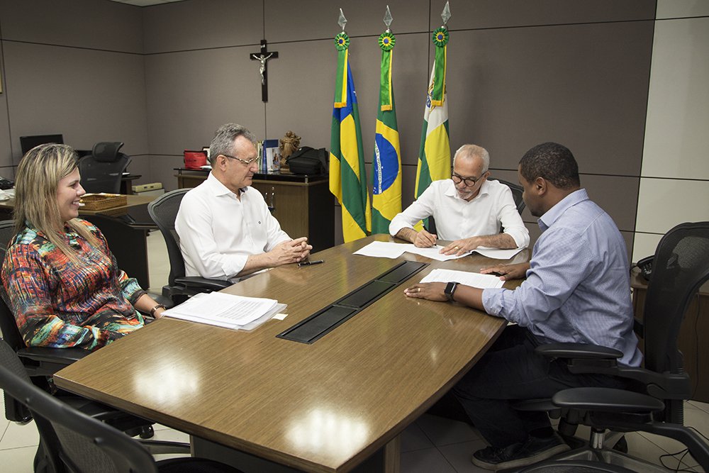 Projeto da prefeitura de Aracaju foi selecionado pelo Banco Interamericano de Desenvolvimento e receberá empréstimo de US$ 75 milhões; o prefeito Edvaldo Nogueira (PCdoB) e John Hobbs, executivo do banco, celebraram o acordo nesta sexta-feira (29); o acordo permitirá obras na capital sergipana (Foto: Charles Nisz) Projeto da prefeitura de Aracaju foi selecionado pelo Banco Interamericano de Desenvolvimento e receberá empréstimo de US$ 75 milhões; o prefeito Edvaldo Nogueira (PCdoB) e John Hobbs, executivo do banco, celebraram o acordo nesta sexta-feira (29); o acordo permitirá obras na capital sergipana