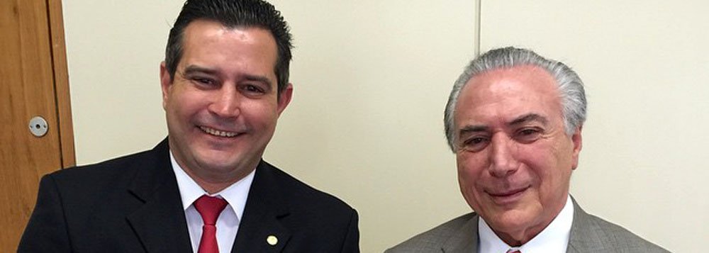 Irritado com 37 deputados do Partido da República (PR) que votaram contra a reforma trabalhista, o presidente Michel Temer convocou o ministro dos Transportes, Maurício Quintella (PR-AL), e exigiu que ele revertesse a situação; caso contrário, todos perderiam os cargos no governo; pressão do Planalto fez Quintella atuar para derrubar o líder do partido na Câmara, deputado Aelton Freitas (MG), que renunciou à liderança (Foto: Voney Malta) Irritado com 37 deputados do Partido da República (PR) que votaram contra a reforma trabalhista, o presidente Michel Temer convocou o ministro dos Transportes, Maurício Quintella (PR-AL), e exigiu que ele revertesse a situação; caso contrário, todos perderiam os cargos no governo; pressão do Planalto fez Quintella atuar para derrubar o líder do partido na Câmara, deputado Aelton Freitas (MG), que renunciou à liderança