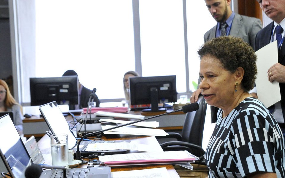 O PT vai para a disputa com os outros partidos da base para manter o direito de indicar duas das quatro vagas majoritárias nas eleições de outubro de 2018; o PT vai brigar pela indicação das candidaturas a governador e a senador, com Wellington Dias e Regina Sousa, que tentam a reeleição; de acordo com a parlamentar, essa é uma questão que caberá ao governador negociar e resolver. "Os partidos vão ter que sentar e resolver. O Partido dos Trabalhadores vai levar a sua decisão para a mesa”, avisou; relato no Piauí Hoje (Foto: Leonardo Lucena) O PT vai para a disputa com os outros partidos da base para manter o direito de indicar duas das quatro vagas majoritárias nas eleições de outubro de 2018; o PT vai brigar pela indicação das candidaturas a governador e a senador, com Wellington Dias e Regina Sousa, que tentam a reeleição; de acordo com a parlamentar, essa é uma questão que caberá ao governador negociar e resolver. "Os partidos vão ter que sentar e resolver. O Partido dos Trabalhadores vai levar a sua decisão para a mesa”, avisou; relato no Piauí Hoje