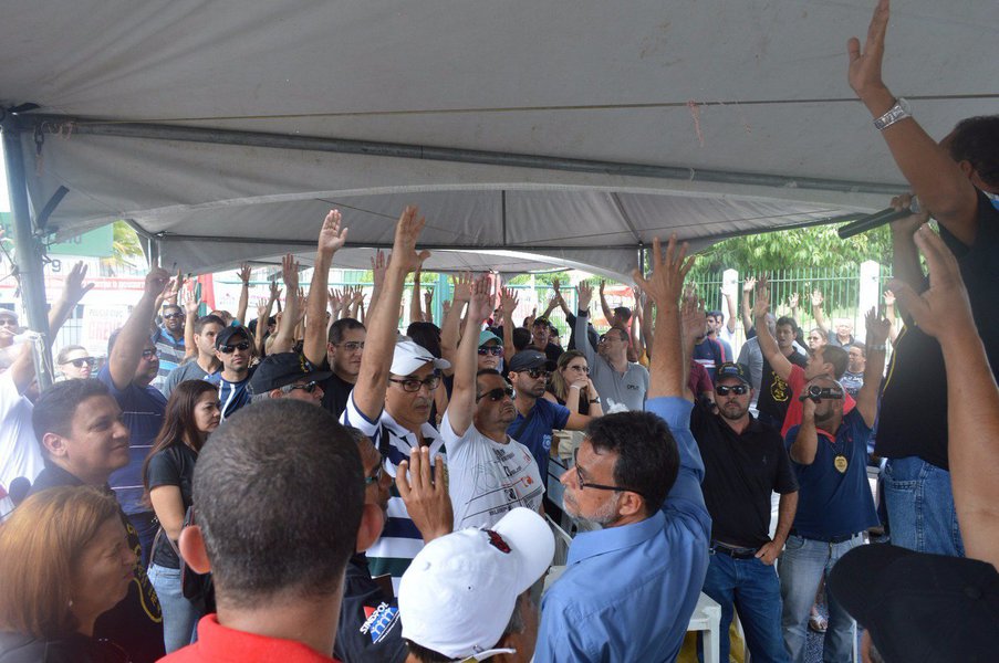 Atendendo a uma sugestão do Sindicato dos Policiais Civis de Alagoas (Sindpol), alguns agentes entregaram, na manhã desta quinta-feira, os cargos de chefia e com gratificação; medida faz parte da mobilização da categoria por reajuste no piso salarial; eles pedem que seja implantado o piso de nível superior, que é de R$ 3.700; e nesta sexta-feira (24) está marcada uma paralisação (Foto: Voney Malta) Atendendo a uma sugestão do Sindicato dos Policiais Civis de Alagoas (Sindpol), alguns agentes entregaram, na manhã desta quinta-feira, os cargos de chefia e com gratificação; medida faz parte da mobilização da categoria por reajuste no piso salarial; eles pedem que seja implantado o piso de nível superior, que é de R$ 3.700; e nesta sexta-feira (24) está marcada uma paralisação