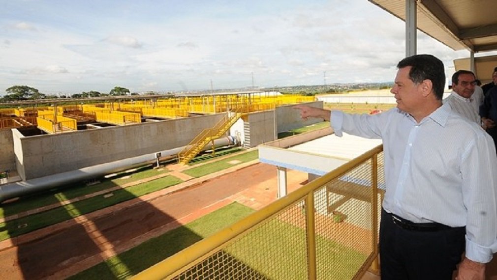 O jornal O Popular desta segunda-feira mostra que um dia após o início da operação do Sistema Mauro Borges, no sábado, não houve registro de falta de água em Goiânia; conforme informações da Saneago, o domingo (10) de “retomada da normalidade no fornecimento de água” para 20 bairros da Região Norte da capital; A ETE Mauro Borges foi construída nos governo de Marconi Perillo e vai garantir abastecimento para a Capital até o ano de 2040 (Foto: José Barbacena) O jornal O Popular desta segunda-feira mostra que um dia após o início da operação do Sistema Mauro Borges, no sábado, não houve registro de falta de água em Goiânia; conforme informações da Saneago, o domingo (10) de “retomada da normalidade no fornecimento de água” para 20 bairros da Região Norte da capital; A ETE Mauro Borges foi construída nos governo de Marconi Perillo e vai garantir abastecimento para a Capital até o ano de 2040