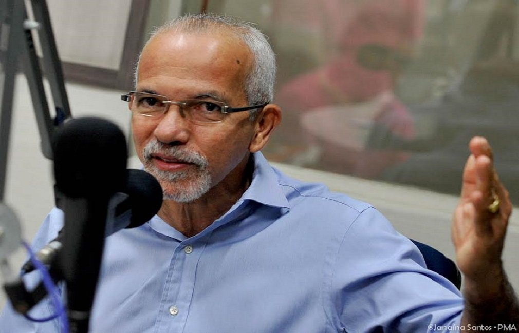 “Eu estou trabalhando. A situação caótica que encontramos na prefeitura não me permite ficar de blá-blá-blá. Estou buscando resolver todas as questões. Diuturnamente, estou com os secretários encontrando saídas, mas não dá para resolver tudo de uma única vez. Nestes quase 100 dias de gestão, já melhoramos muita coisa: os salários dos servidores estão em dia; os serviços municipais estão sendo restabelecidos, com remédios nos postos de saúde e vários mutirões de limpeza”, disse o prefeito de Aracaju nesta quarta-feira, ao fazer balanço de sua gestão em entrevista na rádio 103 FM (Foto: José Barbacena) “Eu estou trabalhando. A situação caótica que encontramos na prefeitura não me permite ficar de blá-blá-blá. Estou buscando resolver todas as questões. Diuturnamente, estou com os secretários encontrando saídas, mas não dá para resolver tudo de uma única vez. Nestes quase 100 dias de gestão, já melhoramos muita coisa: os salários dos servidores estão em dia; os serviços municipais estão sendo restabelecidos, com remédios nos postos de saúde e vários mutirões de limpeza”, disse o prefeito de Aracaju nesta quarta-feira, ao fazer balanço de sua gestão em entrevista na rádio 103 FM