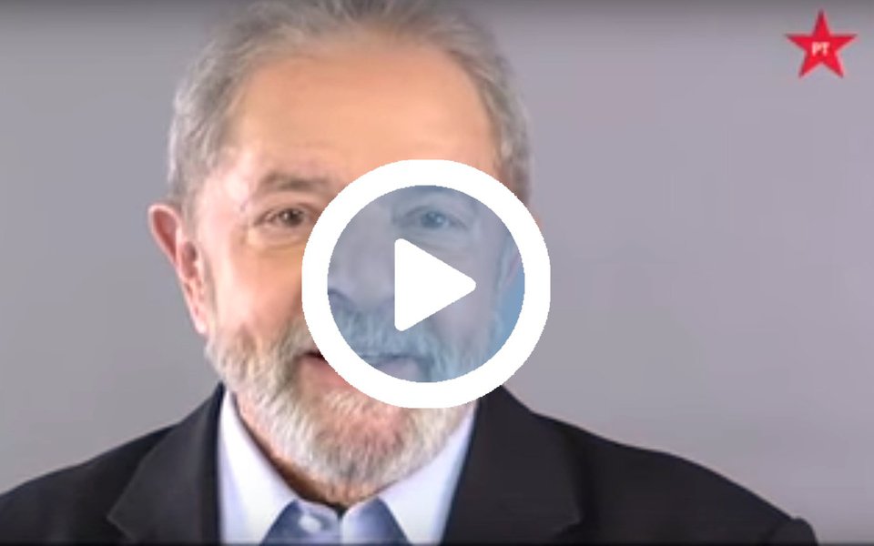 Ex-presidente Lula, que lidera todas as pesquisas de intenção de voto, gravou um vídeo dirigido aos pernambucanos sobre as viagens que fará pelo Nordeste na caravana "Lula pelo Brasil"; no vídeo, Lula destaca realizações de seu governo como a transposição do São Francisco, a refirmaria Abreu e Lima, o Bolsa Família e a implantação de universidades e escolas técnicas; ele diz, ainda, que a caravana "Lula pelo Brasil" terá como objetivo fazer uma grande viagem para "ver as coisas de perto e ouvir as pessoas"; caravana de Lula pelo Nordeste será iniciada no próximo dia 17 e será encerrada no dia 7 de setembro (Foto: Paulo Emílio) Ex-presidente Lula, que lidera todas as pesquisas de intenção de voto, gravou um vídeo dirigido aos pernambucanos sobre as viagens que fará pelo Nordeste na caravana "Lula pelo Brasil"; no vídeo, Lula destaca realizações de seu governo como a transposição do São Francisco, a refirmaria Abreu e Lima, o Bolsa Família e a implantação de universidades e escolas técnicas; ele diz, ainda, que a caravana "Lula pelo Brasil" terá como objetivo fazer uma grande viagem para "ver as coisas de perto e ouvir as pessoas"; caravana de Lula pelo Nordeste será iniciada no próximo dia 17 e será encerrada no dia 7 de setembro