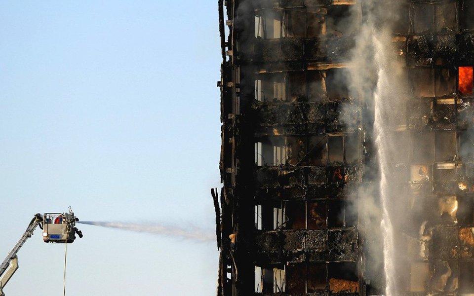 Número de mortos em decorrência do incêndio que consumiu um prédio residencial de Londres na semana passada subiu para 79, informou a polícia nesta segunda-feira, e o governo britânico disse estar trabalhando para instaurar rapidamente um inquérito público sobre a tragédia; fogo começou no prédio de 24 andares Grenfell Tower, um edifício de habitação social no oeste de Londres, na madrugada do dia 14 de junho e se espalhou com velocidade assustadora, consumindo o edifício enquanto moradores ainda estavam presos dentro de seus apartamentos (Foto: Aquiles Lins) Número de mortos em decorrência do incêndio que consumiu um prédio residencial de Londres na semana passada subiu para 79, informou a polícia nesta segunda-feira, e o governo britânico disse estar trabalhando para instaurar rapidamente um inquérito público sobre a tragédia; fogo começou no prédio de 24 andares Grenfell Tower, um edifício de habitação social no oeste de Londres, na madrugada do dia 14 de junho e se espalhou com velocidade assustadora, consumindo o edifício enquanto moradores ainda estavam presos dentro de seus apartamentos