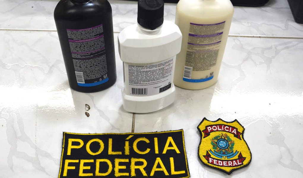 A Polícia Federal prendeu uma professora de inglês no Aeroporto Internacional dos Guararapes/Gilberto Freyre, no Recife; ela estava transportando 2,5 Kg de cocaína líquida em recipientes de xampu e antisséptico bucal; a professora é natural do Espírito Santo, mas reside na Bahia (Foto: Voney Malta) A Polícia Federal prendeu uma professora de inglês no Aeroporto Internacional dos Guararapes/Gilberto Freyre, no Recife; ela estava transportando 2,5 Kg de cocaína líquida em recipientes de xampu e antisséptico bucal; a professora é natural do Espírito Santo, mas reside na Bahia