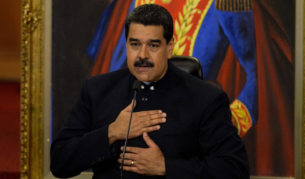 Governo venezuelano afirmou que o plano para refinanciar cerca de 60 bilhões de dólares em títulos foi iniciado com sucesso depois da reunião de credores em Caracas, mas a S&P Global Ratings classificou a nação como em calote seletivo pelo não pagamento da dívida; cerca de 100 participantes da reunião incluindo detentores de títulos da Venezuela: Estados Unidos, Panamá, Reino Unido, Colômbia, Chile, Argentina, Japão e Argentina; S&P classificou a Venezuela como em calote seletivo após não conseguir fazer pagamentos dos títulos com vencimento em 2019 e 2024 dentro do período de 30 dias (Foto: Paulo Emílio) Governo venezuelano afirmou que o plano para refinanciar cerca de 60 bilhões de dólares em títulos foi iniciado com sucesso depois da reunião de credores em Caracas, mas a S&P Global Ratings classificou a nação como em calote seletivo pelo não pagamento da dívida; cerca de 100 participantes da reunião incluindo detentores de títulos da Venezuela: Estados Unidos, Panamá, Reino Unido, Colômbia, Chile, Argentina, Japão e Argentina; S&P classificou a Venezuela como em calote seletivo após não conseguir fazer pagamentos dos títulos com vencimento em 2019 e 2024 dentro do período de 30 dias
