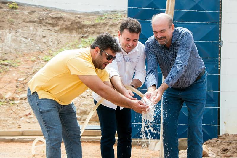 Lula enfrentou o agronegócio e os puristas a serviço "ingenuamente" dos donos de vastas terras que queriam a água para irrigar seus lucros. Por ser do Nordeste e vítima da seca, Lula soube planejar e pôr em prática a decisão de levar água para mais gente de Pernambuco, Paraíba, Rio Grande do Norte e Ceará (Foto: Walter Santos) Lula enfrentou o agronegócio e os puristas a serviço "ingenuamente" dos donos de vastas terras que queriam a água para irrigar seus lucros. Por ser do Nordeste e vítima da seca, Lula soube planejar e pôr em prática a decisão de levar água para mais gente de Pernambuco, Paraíba, Rio Grande do Norte e Ceará
