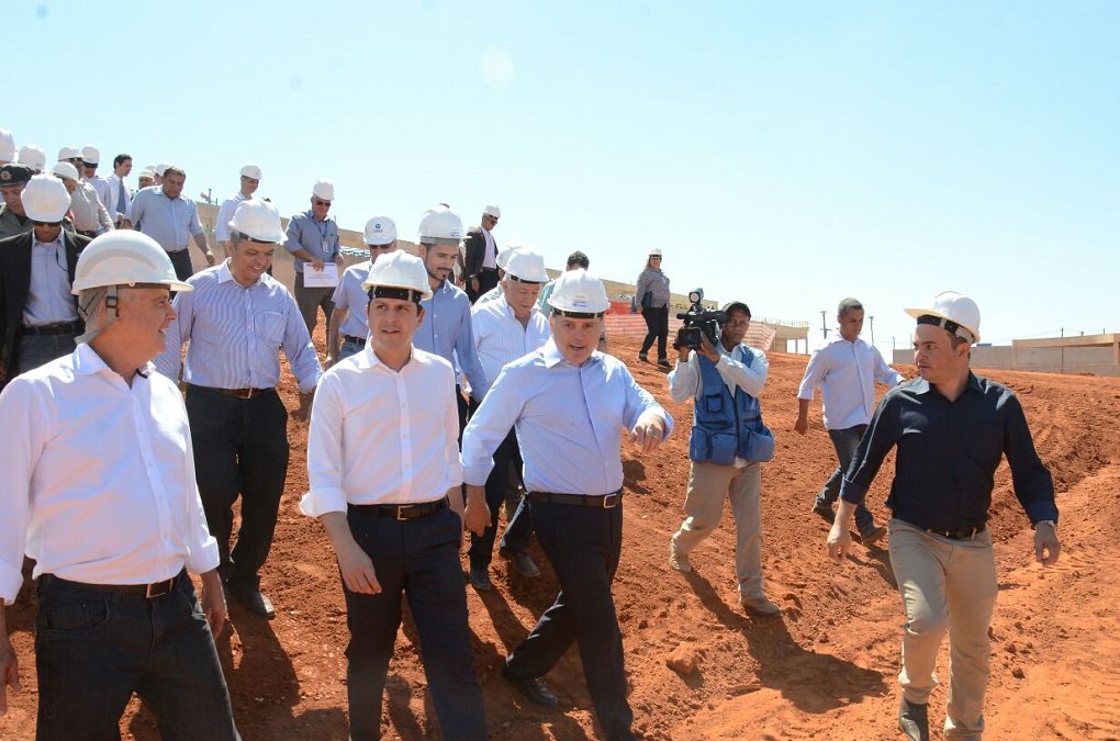 Os governadores de Goiás, Marconi Perillo, e do Distrito Federal, Rodrigo Rollemberg, acompanhados do ministro das cidades, Bruno Araújo, estiveram na manhã desta quinta-feira na cidade de Valparaíso de Goiás, no Entorno do Distrito Federal, para anunciar a retomada das obras do Sistema Produtor Corumbá IV, empreendimento que garantirá água potável para o abastecimento dos municípios de Luziânia, Novo Gama, Valparaíso de Goiás e Cidade Ocidental, em Goiás, e Santa Maria e Gama, no Distrito Federal; Corumbá IV vai atender a mais de 650 mil pessoas, durante a fase inicial de implantação; depois de completamente pronta, a obra vai beneficiar mais de 2,5 milhões de habitantes da região (Foto: José Barbacena) Os governadores de Goiás, Marconi Perillo, e do Distrito Federal, Rodrigo Rollemberg, acompanhados do ministro das cidades, Bruno Araújo, estiveram na manhã desta quinta-feira na cidade de Valparaíso de Goiás, no Entorno do Distrito Federal, para anunciar a retomada das obras do Sistema Produtor Corumbá IV, empreendimento que garantirá água potável para o abastecimento dos municípios de Luziânia, Novo Gama, Valparaíso de Goiás e Cidade Ocidental, em Goiás, e Santa Maria e Gama, no Distrito Federal; Corumbá IV vai atender a mais de 650 mil pessoas, durante a fase inicial de implantação; depois de completamente pronta, a obra vai beneficiar mais de 2,5 milhões de habitantes da região