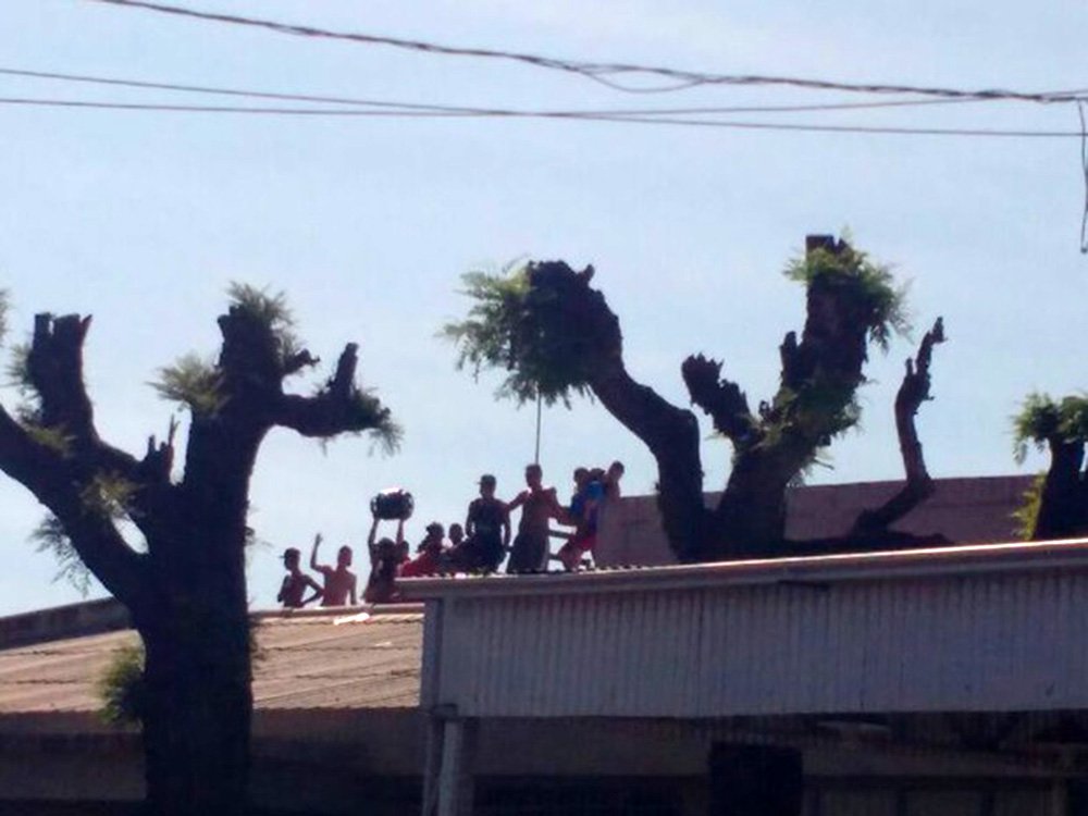A Polícia Civil informou que, após 12 horas, terminou a rebelião na cadeia pública de Santo Antônio da Platina, no norte do Paraná; detentos liberaram o agente carcerário que estava refém depois das negociações com a presença do juiz responsável pela Vara de Execuções Penais; os presos se rebelaram devido a superlotação, de acordo com a PM; a unidade tem capacidade para 57 detentos, mas antes da rebelião estava com 103 (Foto: Leonardo Lucena) A Polícia Civil informou que, após 12 horas, terminou a rebelião na cadeia pública de Santo Antônio da Platina, no norte do Paraná; detentos liberaram o agente carcerário que estava refém depois das negociações com a presença do juiz responsável pela Vara de Execuções Penais; os presos se rebelaram devido a superlotação, de acordo com a PM; a unidade tem capacidade para 57 detentos, mas antes da rebelião estava com 103
