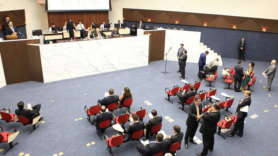 A Câmara Municipal de Belo Horizonte derrubou o veto do prefeito Alexandre Kalil ao projeto de lei que estende o horário de funcionamento de metrô até meia-noite; atualmente o sistema funciona das 5h15 às 23h; os parlamentares alegaram que a expansão do horário melhora as condições de transporte e, como consequência, o sistema de ônibus (Foto: Leonardo Lucena) A Câmara Municipal de Belo Horizonte derrubou o veto do prefeito Alexandre Kalil ao projeto de lei que estende o horário de funcionamento de metrô até meia-noite; atualmente o sistema funciona das 5h15 às 23h; os parlamentares alegaram que a expansão do horário melhora as condições de transporte e, como consequência, o sistema de ônibus