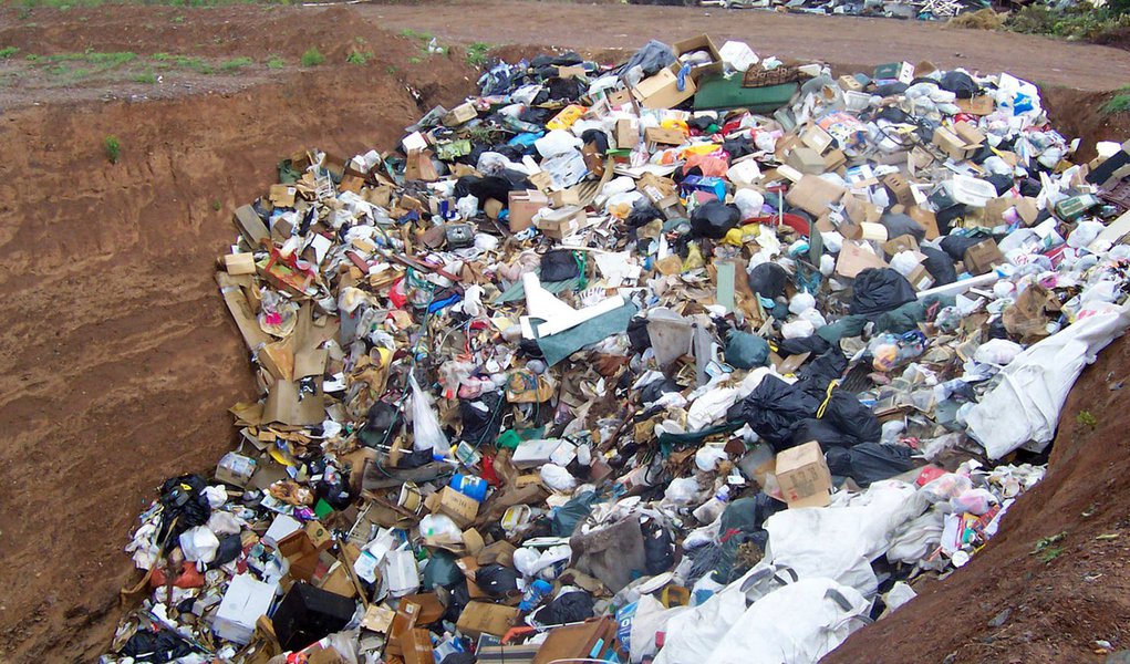 O governo de Minas Gerais, por meio da Fundação Estadual do Meio Ambiente (Feam), está em andamento no processo de construção do Edital de Concurso de Projetos, com o objetivo de receber propostas de Organizações da Sociedade Civil de Interesse Público (Oscips) interessadas em firmar Termo de Parceria para apoio de ações na área de gestão de resíduos sólidos; com valor estimado em R$ 7 milhões, o termo terá vigência de 25 meses a partir da publicação no Diário Oficial do Estado, podendo ser prorrogado dentro das possibilidades previstas no Decreto nº 46.020, de 9 de agosto de 2012, e suas alterações posteriores (Foto: Leonardo Lucena) O governo de Minas Gerais, por meio da Fundação Estadual do Meio Ambiente (Feam), está em andamento no processo de construção do Edital de Concurso de Projetos, com o objetivo de receber propostas de Organizações da Sociedade Civil de Interesse Público (Oscips) interessadas em firmar Termo de Parceria para apoio de ações na área de gestão de resíduos sólidos; com valor estimado em R$ 7 milhões, o termo terá vigência de 25 meses a partir da publicação no Diário Oficial do Estado, podendo ser prorrogado dentro das possibilidades previstas no Decreto nº 46.020, de 9 de agosto de 2012, e suas alterações posteriores