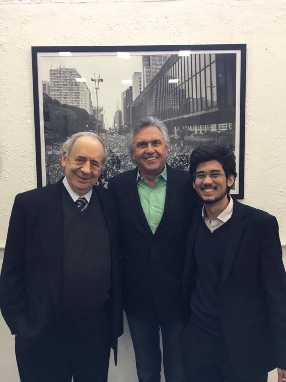 O senador Ronaldo Caiado (DEM-GO) anunciou a candidatura do líder do Movimento Brasil Livre (MBL) Kim Kataguiri a deputado federal em 2018; "Recebi a boa notícia de que teremos na Câmara dos Deputados, no próximo mandato, o Kim com toda sua inteligência e independência para ajudar a tirar o Brasil da crise.", disse o senador goiano (Foto: Romulo Faro) O senador Ronaldo Caiado (DEM-GO) anunciou a candidatura do líder do Movimento Brasil Livre (MBL) Kim Kataguiri a deputado federal em 2018; "Recebi a boa notícia de que teremos na Câmara dos Deputados, no próximo mandato, o Kim com toda sua inteligência e independência para ajudar a tirar o Brasil da crise.", disse o senador goiano
