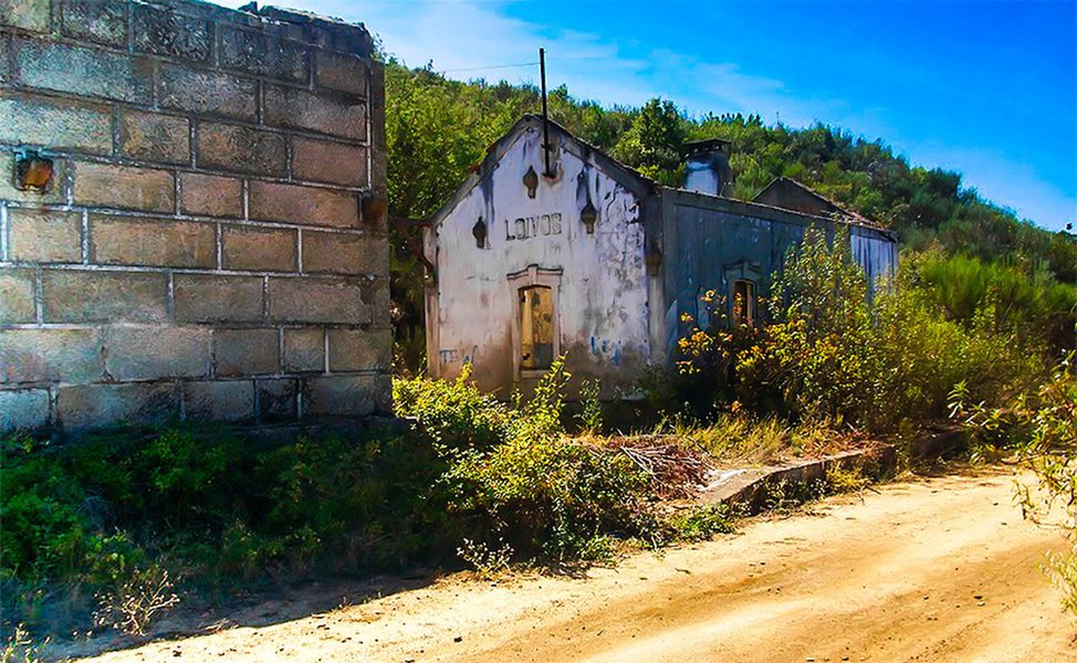 Nos próximos dias, o Ministério Público do Trabalho (MPT) na Bahia pedirá à Justiça do Trabalho que o Grupo Chaves Agrícola e Pastoril Ltda. pague R$ 1 milhão em indenizações, por danos morais e coletivos; o valor estipulado leva em conta a reincidência de trabalho análogo à escravidão, ao qual trabalhadores de uma das propriedades do grupo eram submetidos; na última sexta-feira (1º), o MPT realizou uma força-tarefa, junto com o Ministério do Trabalho e Polícia Federal, no Sul da Bahia; segundo o órgão, dez lavradores foram resgatados, por viverem e trabalharem "em condições degradantes", na fazenda Diana, do grupo Chaves Agrícola, no município de Uruçuca (Foto: Romulo Faro) Nos próximos dias, o Ministério Público do Trabalho (MPT) na Bahia pedirá à Justiça do Trabalho que o Grupo Chaves Agrícola e Pastoril Ltda. pague R$ 1 milhão em indenizações, por danos morais e coletivos; o valor estipulado leva em conta a reincidência de trabalho análogo à escravidão, ao qual trabalhadores de uma das propriedades do grupo eram submetidos; na última sexta-feira (1º), o MPT realizou uma força-tarefa, junto com o Ministério do Trabalho e Polícia Federal, no Sul da Bahia; segundo o órgão, dez lavradores foram resgatados, por viverem e trabalharem "em condições degradantes", na fazenda Diana, do grupo Chaves Agrícola, no município de Uruçuca