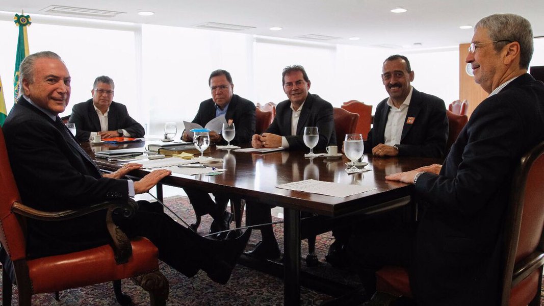 O deputado federal Paulinho da Força (SDD-SP) e outros integrantes da Força Sindical ouviram de Michel Temer a promessa de que a proposta de uma nova forma de contribuição sindical será enviada ao Congresso em 15 dias; segundo a proposta, o valor da contribuição será fixado pela assembleia geral da categoria profissional e será descontado na folha de pagamento de todos os trabalhadores (Foto: Charles Nisz) O deputado federal Paulinho da Força (SDD-SP) e outros integrantes da Força Sindical ouviram de Michel Temer a promessa de que a proposta de uma nova forma de contribuição sindical será enviada ao Congresso em 15 dias; segundo a proposta, o valor da contribuição será fixado pela assembleia geral da categoria profissional e será descontado na folha de pagamento de todos os trabalhadores