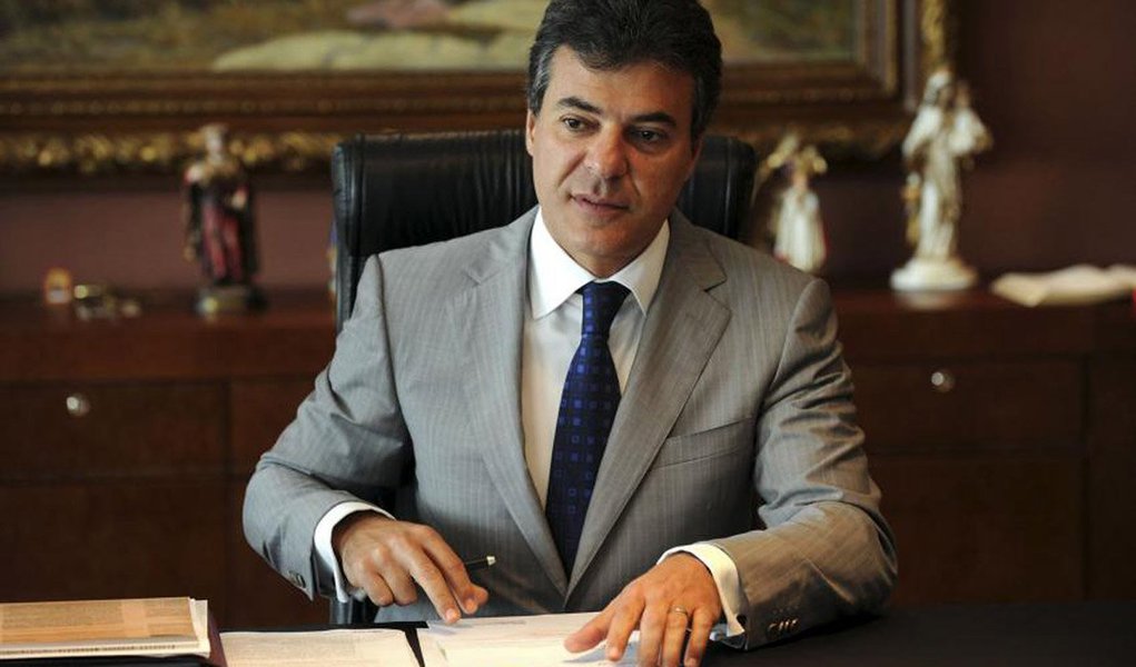 A informação é do Blog do Esmael; o governador Beto Richa (PSDB) prometeu em audiência com o Bispo, no último dia 6, não despejar moradores do assentamento do MST Irmã Dorothy, no município de Barbosa Ferraz, região Noroeste do Paraná; o chefe da Casa Civil Valdir Rossoni (PSDB) j[a começou a trabalhar pelo uso da força da PM contra os acampados; há previsão de que isso ocorra já nesta terça-feira (21) (Foto: Leonardo Lucena) A informação é do Blog do Esmael; o governador Beto Richa (PSDB) prometeu em audiência com o Bispo, no último dia 6, não despejar moradores do assentamento do MST Irmã Dorothy, no município de Barbosa Ferraz, região Noroeste do Paraná; o chefe da Casa Civil Valdir Rossoni (PSDB) j[a começou a trabalhar pelo uso da força da PM contra os acampados; há previsão de que isso ocorra já nesta terça-feira (21)