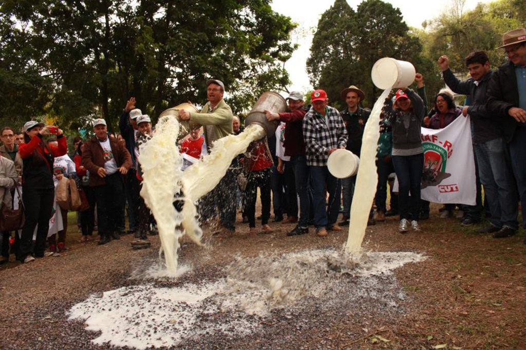 Cerca de 300 produtores de leite realizaram um protesto, na Casa Branca, sede do governo do Estado na 40ª Expointer, para denunciar o impacto das importações de leite em pó vindo de países vizinhos na cadeia produtiva do setor, a partir de decreto do governador José Ivo Sartori (PMDB); manifestantes são ligados à Via Campesina, MST, Movimento dos Pequenos Agricultores (MPA) e Federação dos Trabalhadores e Trabalhadoras na Agricultura Familiar (Fetraf); “O que ocorre é a valorização das multinacionais e a desvalorização do produtor e da produção local”, diz Adelar Pretto, representante da Via Campesina (Foto: Leonardo Lucena) Cerca de 300 produtores de leite realizaram um protesto, na Casa Branca, sede do governo do Estado na 40ª Expointer, para denunciar o impacto das importações de leite em pó vindo de países vizinhos na cadeia produtiva do setor, a partir de decreto do governador José Ivo Sartori (PMDB); manifestantes são ligados à Via Campesina, MST, Movimento dos Pequenos Agricultores (MPA) e Federação dos Trabalhadores e Trabalhadoras na Agricultura Familiar (Fetraf); “O que ocorre é a valorização das multinacionais e a desvalorização do produtor e da produção local”, diz Adelar Pretto, representante da Via Campesina