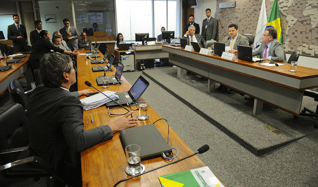 Comissão Parlamentar de Inquérito do BNDES no Senado aprovou, na tarde desta terça-feira (12), requerimento para que sejam convocados a prestar esclarecimentos o ex-ministro da Fazenda Guido Mantega e o ex-presidente do banco público Luciano Coutinho; antes, os parlamentares membros da comissão haviam aprovado a convocação do ex-presidente Luiz Inácio Lula da Silva. No entanto, após protestos da oposição, o líder petista acabou dispensado (Foto: Aquiles Lins) Comissão Parlamentar de Inquérito do BNDES no Senado aprovou, na tarde desta terça-feira (12), requerimento para que sejam convocados a prestar esclarecimentos o ex-ministro da Fazenda Guido Mantega e o ex-presidente do banco público Luciano Coutinho; antes, os parlamentares membros da comissão haviam aprovado a convocação do ex-presidente Luiz Inácio Lula da Silva. No entanto, após protestos da oposição, o líder petista acabou dispensado