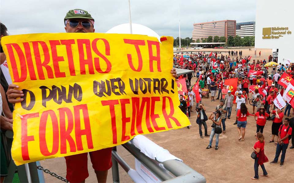 "Esse é o sentido de neste momento tomar conta das ruas com a bandeira das 'diretas já'. Não podemos abrir mão de ouvir a população, de debater os compromissos que o novo governo deverá assumir em relação à política econômica, à democratização da imprensa, à educação pública e democrática, a não violência e tantas outras questões que dizem respeito às diversas populações que estão sendo massacradas por um sistema de exploração e exclusão que reorganiza e se fortalece no Brasil com o golpe", diz o deputado Paulo Pimenta (PT-RS); "Não existe pacto possível para enfrentar a grave crise sem um banho de democracia" (Foto: Paulo Pimenta) "Esse é o sentido de neste momento tomar conta das ruas com a bandeira das 'diretas já'. Não podemos abrir mão de ouvir a população, de debater os compromissos que o novo governo deverá assumir em relação à política econômica, à democratização da imprensa, à educação pública e democrática, a não violência e tantas outras questões que dizem respeito às diversas populações que estão sendo massacradas por um sistema de exploração e exclusão que reorganiza e se fortalece no Brasil com o golpe", diz o deputado Paulo Pimenta (PT-RS); "Não existe pacto possível para enfrentar a grave crise sem um banho de democracia"