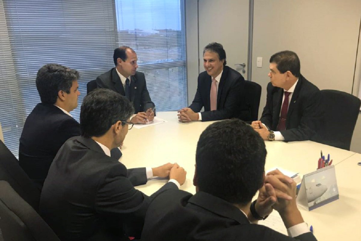 O governador Camilo Santana se reuniu ontem (27), em Brasília, com o presidente da Agência Nacional de Aviação Civil (Anac), José Ricardo Botelho, para tratar da liberação dos voos nacionais e internacionais incluídos nesta primeira fase do centro de conexões (HUB). O governador pediu agilidade no trâmite de liberação dos novos voos. A partir de maio, a capital cearense terá, por semana, três voos para Amsterdã e dois voos para Paris. Além disso, a Gol anunciou que reforçará a oferta de voos para quatro capitais do Norte e do Nordeste (Recife, Salvador, Belém e Manaus) e criará uma nova rota entre Fortaleza e Natal (Foto: Fatima 247) O governador Camilo Santana se reuniu ontem (27), em Brasília, com o presidente da Agência Nacional de Aviação Civil (Anac), José Ricardo Botelho, para tratar da liberação dos voos nacionais e internacionais incluídos nesta primeira fase do centro de conexões (HUB). O governador pediu agilidade no trâmite de liberação dos novos voos. A partir de maio, a capital cearense terá, por semana, três voos para Amsterdã e dois voos para Paris. Além disso, a Gol anunciou que reforçará a oferta de voos para quatro capitais do Norte e do Nordeste (Recife, Salvador, Belém e Manaus) e criará uma nova rota entre Fortaleza e Natal