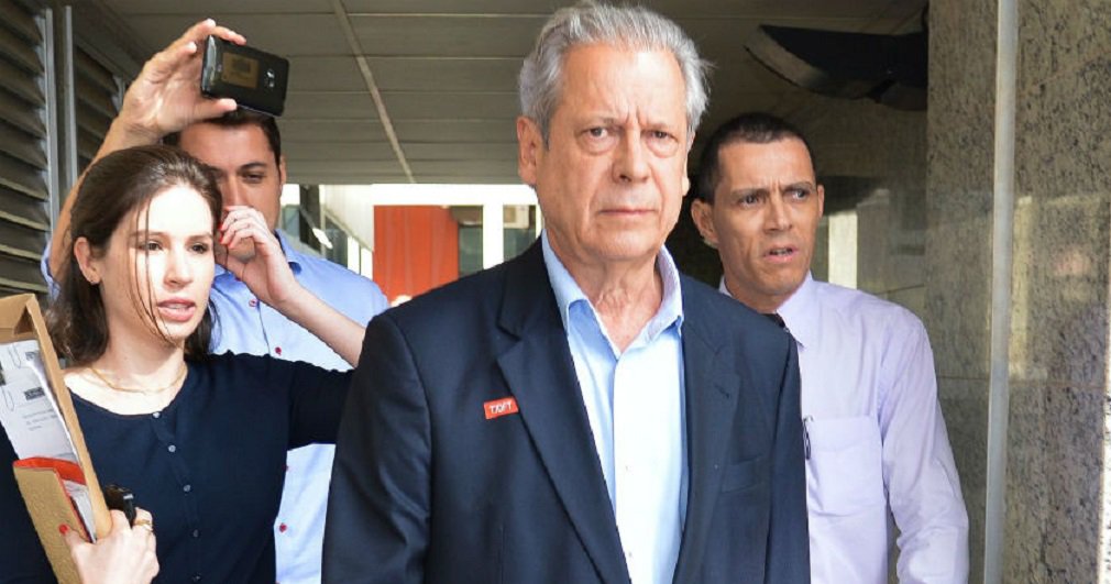 O ex-ministro da Casa Civil José Dirceu foi condenado, nesta quarta-feira, a 11 anos e três meses de prisão pelos crimes de corrupção e lavagem de dinheiro no esquema da Petrobras; condenação foi feita pelo juiz Sérgio Moro, nas investigações da Operação Lava Jato; é a segunda sentença de Dirceu na Lava Jato, condenado no ano passado a 20 anos e 10 meses de prisão; nesta ação, o ex-ministro foi condenado por ter recebido R$ 2,1 milhão em propinas para favorecer a contratação da empresa Apolo Tubulars pela Petrobras por meio da diretoria de Serviços (Foto: José Barbacena) O ex-ministro da Casa Civil José Dirceu foi condenado, nesta quarta-feira, a 11 anos e três meses de prisão pelos crimes de corrupção e lavagem de dinheiro no esquema da Petrobras; condenação foi feita pelo juiz Sérgio Moro, nas investigações da Operação Lava Jato; é a segunda sentença de Dirceu na Lava Jato, condenado no ano passado a 20 anos e 10 meses de prisão; nesta ação, o ex-ministro foi condenado por ter recebido R$ 2,1 milhão em propinas para favorecer a contratação da empresa Apolo Tubulars pela Petrobras por meio da diretoria de Serviços