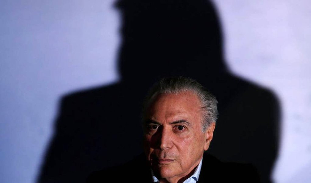 Nem o mais inspirado autor surrealista poderia retratar o momento que o Brasil vive hoje: um presidente ilegítimo, impopular, completamente desacreditado e comprovadamente encalacrado em transações pouco republicanas- verdadeiro morto-vivo- apega-se ao poder (Foto: Luiz Claudio Romanelli) Nem o mais inspirado autor surrealista poderia retratar o momento que o Brasil vive hoje: um presidente ilegítimo, impopular, completamente desacreditado e comprovadamente encalacrado em transações pouco republicanas- verdadeiro morto-vivo- apega-se ao poder
