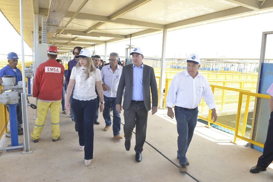 O governador em exercício, José Vitti, recebeu a missão do governador Marconi Perillo de vistoriar a Estação de Tratamento de Água (ETA) Mauro Borges, que inicia o funcionamento neste sábado, 9, para incrementar o abastecimento de água em Goiânia; acompanhado pelo presidente da Saneago, Jalles Fontoura, Vitti percorreu hoje as instalações da nova ETA, cuja inauguração estava prevista para ocorrer no próximo dia 19; antecipação foi determinada para atender ao déficit no abastecimento causado pelo longo período de estiagem; alguns bairros da Capital estão sofrendo com a falta de água tratada (Foto: José Barbacena) O governador em exercício, José Vitti, recebeu a missão do governador Marconi Perillo de vistoriar a Estação de Tratamento de Água (ETA) Mauro Borges, que inicia o funcionamento neste sábado, 9, para incrementar o abastecimento de água em Goiânia; acompanhado pelo presidente da Saneago, Jalles Fontoura, Vitti percorreu hoje as instalações da nova ETA, cuja inauguração estava prevista para ocorrer no próximo dia 19; antecipação foi determinada para atender ao déficit no abastecimento causado pelo longo período de estiagem; alguns bairros da Capital estão sofrendo com a falta de água tratada