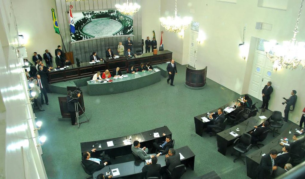 Ainda dependendo de publicação por parte do Gabinete Civil do governo de Alagoas, o aumento dos subsídios dos deputados alagoanos – de R$ 20 mil para R$ 25 mil -, deve parar no Tribunal de Justiça do Estado (TJ-AL); é que a Procuradoria Geral do Estado (PGE) deve recorrer tendo como base que a matéria é inconstitucional, uma vez que foi aprovada no curso do mandato, quando deveria ter ocorrido na legislatura passada (Foto: Voney Malta) Ainda dependendo de publicação por parte do Gabinete Civil do governo de Alagoas, o aumento dos subsídios dos deputados alagoanos – de R$ 20 mil para R$ 25 mil -, deve parar no Tribunal de Justiça do Estado (TJ-AL); é que a Procuradoria Geral do Estado (PGE) deve recorrer tendo como base que a matéria é inconstitucional, uma vez que foi aprovada no curso do mandato, quando deveria ter ocorrido na legislatura passada