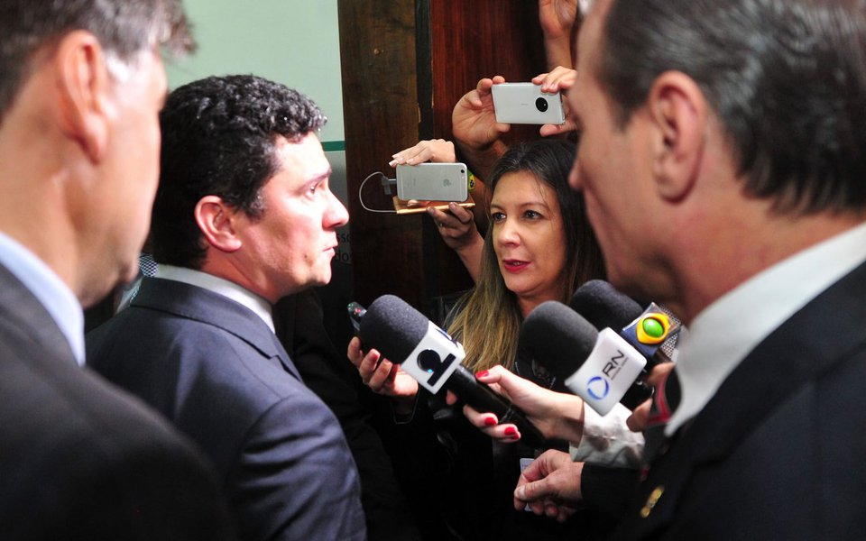 Juiz federal Sérgio Moro rebateu, por meio de nota, a matérias publicadas pela imprensa apontando que o processo contra o ex-presidente Luiz Inácio Lula da Silva chegou à segunda instância judicial em tempo recorde; segundo o magistrado, os prazos foram "seguidos estritamente"; "O tempo para subida de recursos da primeira instância à segunda instância depende exclusivamente da ocorrência ou não de incidentes nessa fase processual", disse; "No caso em questão, os prazos processuais foram seguidos estritamente", assegurou (Foto: Paulo Emílio) Juiz federal Sérgio Moro rebateu, por meio de nota, a matérias publicadas pela imprensa apontando que o processo contra o ex-presidente Luiz Inácio Lula da Silva chegou à segunda instância judicial em tempo recorde; segundo o magistrado, os prazos foram "seguidos estritamente"; "O tempo para subida de recursos da primeira instância à segunda instância depende exclusivamente da ocorrência ou não de incidentes nessa fase processual", disse; "No caso em questão, os prazos processuais foram seguidos estritamente", assegurou
