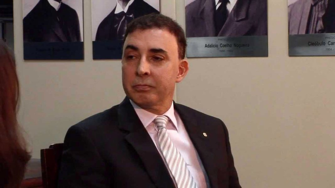 Procurador da República Sidney Pessoa Madruga pediu exoneração do cargo de coordenador do Grupo Executivo Nacional da Função Eleitoral (Genafe) menos de 72 horas após ser empossado; esta é primeira baixa da equipe de procuradores montada pelo nova procuradora-geral da República, Raquel Dodge, que assumiu o cargo há menos de uma semana; procurador foi flagrado afirmando que a tendência da PGR era investigar Eduardo Pelella, ex-chefe de gabinete do ex-procurador-geral Rodrigo Janot; Madruga alegou que sua saída era necessária para evitar "ilações impróprias e indevidas" (Foto: Paulo Emílio) Procurador da República Sidney Pessoa Madruga pediu exoneração do cargo de coordenador do Grupo Executivo Nacional da Função Eleitoral (Genafe) menos de 72 horas após ser empossado; esta é primeira baixa da equipe de procuradores montada pelo nova procuradora-geral da República, Raquel Dodge, que assumiu o cargo há menos de uma semana; procurador foi flagrado afirmando que a tendência da PGR era investigar Eduardo Pelella, ex-chefe de gabinete do ex-procurador-geral Rodrigo Janot; Madruga alegou que sua saída era necessária para evitar "ilações impróprias e indevidas"