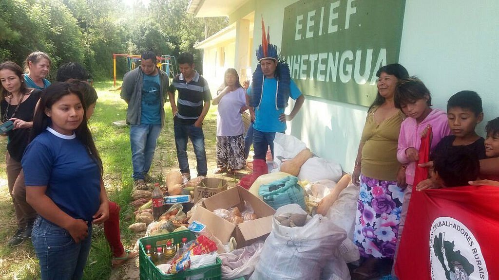 O Movimento dos Trabalhadores Rurais Sem Terra (MST) encerrou a sua mobilização em Porto Alegre com a doação de alimentos para a Escola Estadual Indígena de Ensino Fundamental Anhetengua, em Porto Alegre; maioria dos alimentos doados, como arroz, feijão, milho verde, moranga, batatinha, tomate, cebola, batata-doce, mandioca, bolachas, cucas e pães, é produzida sem o uso de venenos nos assentamentos (Foto: Voney Malta) O Movimento dos Trabalhadores Rurais Sem Terra (MST) encerrou a sua mobilização em Porto Alegre com a doação de alimentos para a Escola Estadual Indígena de Ensino Fundamental Anhetengua, em Porto Alegre; maioria dos alimentos doados, como arroz, feijão, milho verde, moranga, batatinha, tomate, cebola, batata-doce, mandioca, bolachas, cucas e pães, é produzida sem o uso de venenos nos assentamentos