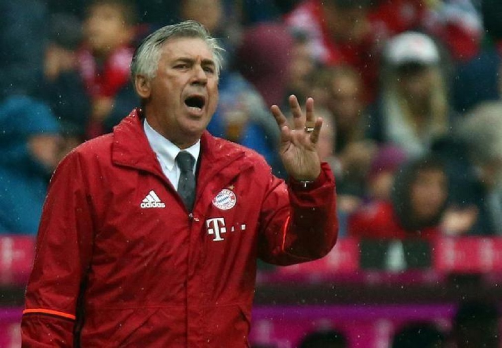 Football Soccer - Bayern Munich v FC Ingolstadt 04 - German Bundesliga - Allianz-Arena, Munich, Germany - 17/09/16 Bayern Munich's coach Carlo Ancelotti reacts. REUTERS/Michael Dalder (Foto: José Barbacena) Football Soccer - Bayern Munich v FC Ingolstadt 04 - German Bundesliga - Allianz-Arena, Munich, Germany - 17/09/16 Bayern Munich's coach Carlo Ancelotti reacts. REUTERS/Michael Dalder