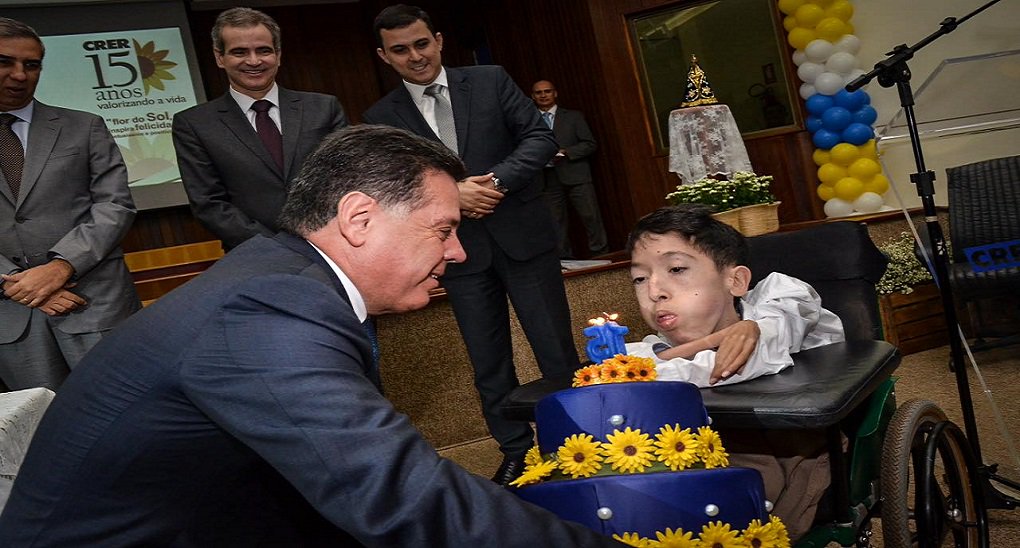 Fundado em 2002 pelo governador Marconi Perillo, ainda em seu primeiro mandato à frente do Estado, o Centro de Reabilitação e Readaptação Dr. Henrique Santillo (Crer) completou 15 anos nesta segunda-feira (25) com mais de 394 mil atendimentos e 13,8 milhões de procedimentos realizados, números que colocam o hospital como referência no Brasil; "Esse é um sonho que eu venho alimentando desde quando era deputado, ao ouvir o clamor de pessoas por um hospital nos moldes do Sarah Kubitschek, de Brasília. Quando governador, mesmo sem dinheiro, com o empenho da primeira-dama Valéria Perillo, nós começamos a construção do Crer" (Foto: José Barbacena) Fundado em 2002 pelo governador Marconi Perillo, ainda em seu primeiro mandato à frente do Estado, o Centro de Reabilitação e Readaptação Dr. Henrique Santillo (Crer) completou 15 anos nesta segunda-feira (25) com mais de 394 mil atendimentos e 13,8 milhões de procedimentos realizados, números que colocam o hospital como referência no Brasil; "Esse é um sonho que eu venho alimentando desde quando era deputado, ao ouvir o clamor de pessoas por um hospital nos moldes do Sarah Kubitschek, de Brasília. Quando governador, mesmo sem dinheiro, com o empenho da primeira-dama Valéria Perillo, nós começamos a construção do Crer"