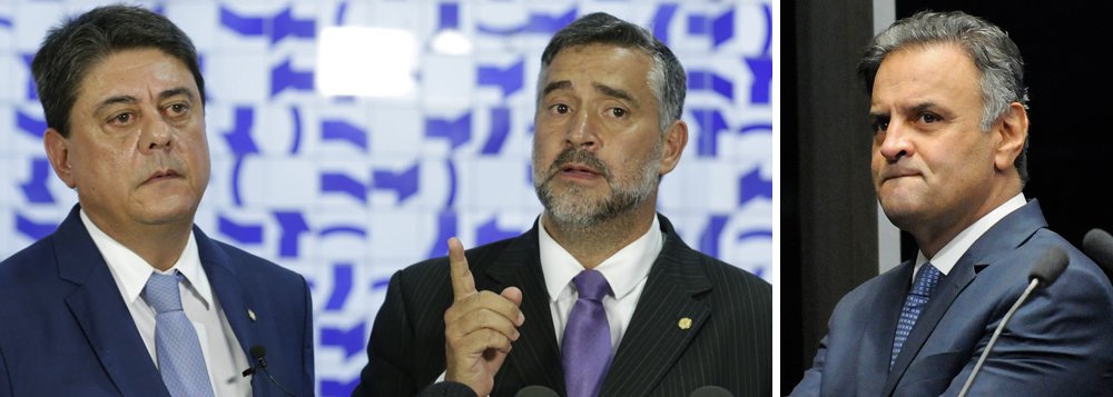 Em transmissão ao vivo pelo Facebook, os deputados federais do PT Wadih Damous (RJ) e Paulo Pimenta (RS) debateram o afastamento do senador Aécio Neves (PSDB-MG) de suas atividades parlamentares, conforme determinação do Supremo; "Não podemos fazer a política da vingança", defendeu Damous; nesta quarta, a Executiva Nacional do PT divulgou posicionamento contrário ao afastamento, alegando que a decisão não tem base legal; "Além de bandido, Aécio é burro, mas não podemos nos igualar a eles", prosseguiu o deputado, acrescentando que o tucano colhe o que plantou; para Pimenta, Aécio é um "pilantra" e "tem que ser cassado"; "Mais dia, menos dia, ele vai estar na cadeia", previu; assista (Foto: Gisele Federicce) Em transmissão ao vivo pelo Facebook, os deputados federais do PT Wadih Damous (RJ) e Paulo Pimenta (RS) debateram o afastamento do senador Aécio Neves (PSDB-MG) de suas atividades parlamentares, conforme determinação do Supremo; "Não podemos fazer a política da vingança", defendeu Damous; nesta quarta, a Executiva Nacional do PT divulgou posicionamento contrário ao afastamento, alegando que a decisão não tem base legal; "Além de bandido, Aécio é burro, mas não podemos nos igualar a eles", prosseguiu o deputado, acrescentando que o tucano colhe o que plantou; para Pimenta, Aécio é um "pilantra" e "tem que ser cassado"; "Mais dia, menos dia, ele vai estar na cadeia", previu; assista