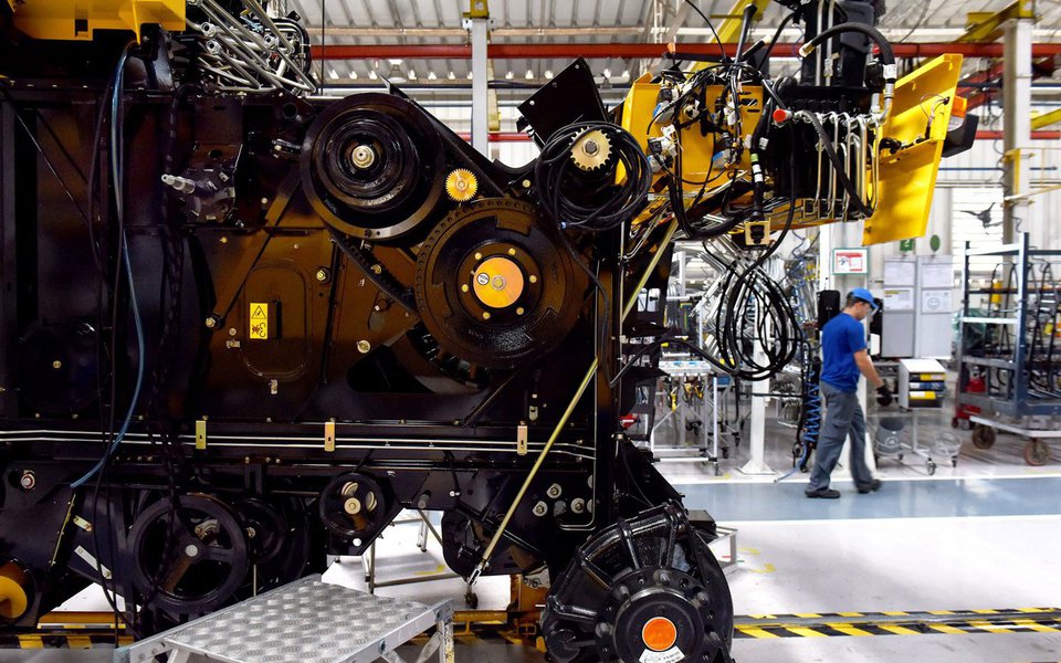 Atividade industrial cresceu em julho, de acordo com pesquisa da Confederação Nacional da Indústria (CNI); dados dos Indicadores Industriais mostram que as horas trabalhadas aumentaram 0,7%, o faturamento teve alta de 1,7% e o emprego cresceu 0,1% frente a junho; já a massa salarial e o rendimento do trabalhador da indústria diminuíram em julho; enquanto a massa salarial recuou 1,2%, o rendimento teve queda de 1,4% frente a junho (Foto: Paulo Emílio) Atividade industrial cresceu em julho, de acordo com pesquisa da Confederação Nacional da Indústria (CNI); dados dos Indicadores Industriais mostram que as horas trabalhadas aumentaram 0,7%, o faturamento teve alta de 1,7% e o emprego cresceu 0,1% frente a junho; já a massa salarial e o rendimento do trabalhador da indústria diminuíram em julho; enquanto a massa salarial recuou 1,2%, o rendimento teve queda de 1,4% frente a junho