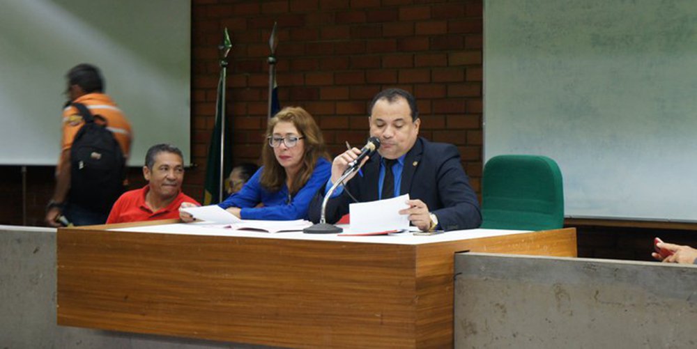 O deputado estadual Evaldo Gomes (PTC), presidente da CCJ, presidiu a audiência pública que reuniu diversas categorias e sindicatos do Piauí para discutir a Reforma da Previdência; o parlamentar declarou seu apoio aos manifestantes que lutam contra a PEC que tramita na Câmara; para Evaldo Gomes a proposta do Governo Federal é nociva para a população brasileira; "Essa reforma é algo nocivo para a população. Não concordo com essa proposta e defendo a manifestação" (Foto: Leonardo Lucena) O deputado estadual Evaldo Gomes (PTC), presidente da CCJ, presidiu a audiência pública que reuniu diversas categorias e sindicatos do Piauí para discutir a Reforma da Previdência; o parlamentar declarou seu apoio aos manifestantes que lutam contra a PEC que tramita na Câmara; para Evaldo Gomes a proposta do Governo Federal é nociva para a população brasileira; "Essa reforma é algo nocivo para a população. Não concordo com essa proposta e defendo a manifestação"
