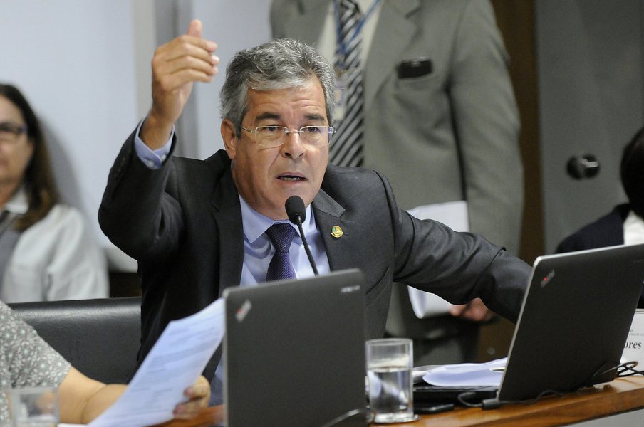 Durante audiência na Comissão de Infraestrutura do Senado, nesta terça-feira (26), o senador Jorge Viana voltou a criticar a venda da Eletrobras pelo governo Temer; para o senador, a venda da empresa é um erro estratégico que comprometerá o futuro do país. Viana explicou que o setor elétrico é visto como prioridade mesmo em países liberais, como os EUA; “Se tivéssemos um pior momento da história para vender parte do patrimônio público – o que fosse da Eletrobras –, seria este”, lamentou Viana (Foto: Charles Nisz) Durante audiência na Comissão de Infraestrutura do Senado, nesta terça-feira (26), o senador Jorge Viana voltou a criticar a venda da Eletrobras pelo governo Temer; para o senador, a venda da empresa é um erro estratégico que comprometerá o futuro do país. Viana explicou que o setor elétrico é visto como prioridade mesmo em países liberais, como os EUA; “Se tivéssemos um pior momento da história para vender parte do patrimônio público – o que fosse da Eletrobras –, seria este”, lamentou Viana
