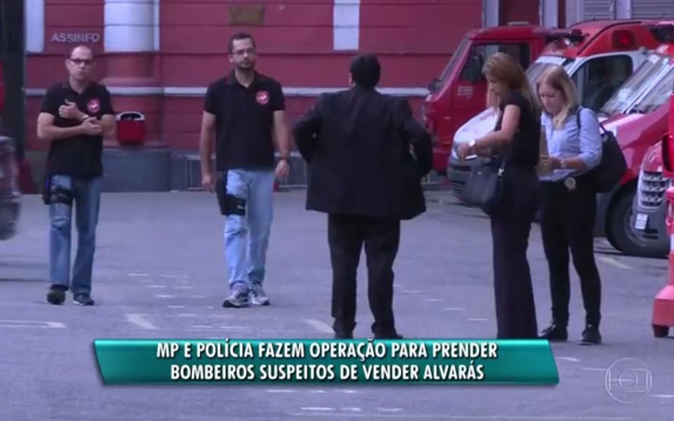 Agentes da Polícia Civil e do Ministério Público do Rio de Janeiro cumprem 38 mandados de prisão preventiva contra acusados de fraudes na inspeção de estabelecimentos comerciais pelo Corpo de Bombeiros; bombeiros são acusados de receber propina para liberar o funcionamento desses locais; entre os mandados de prisão, expedidos pela Justiça, estão os de dois assessores especiais do comandante-geral do CBMERJ, além de comandantes de diversos batalhões (Foto: Paulo Emílio) Agentes da Polícia Civil e do Ministério Público do Rio de Janeiro cumprem 38 mandados de prisão preventiva contra acusados de fraudes na inspeção de estabelecimentos comerciais pelo Corpo de Bombeiros; bombeiros são acusados de receber propina para liberar o funcionamento desses locais; entre os mandados de prisão, expedidos pela Justiça, estão os de dois assessores especiais do comandante-geral do CBMERJ, além de comandantes de diversos batalhões